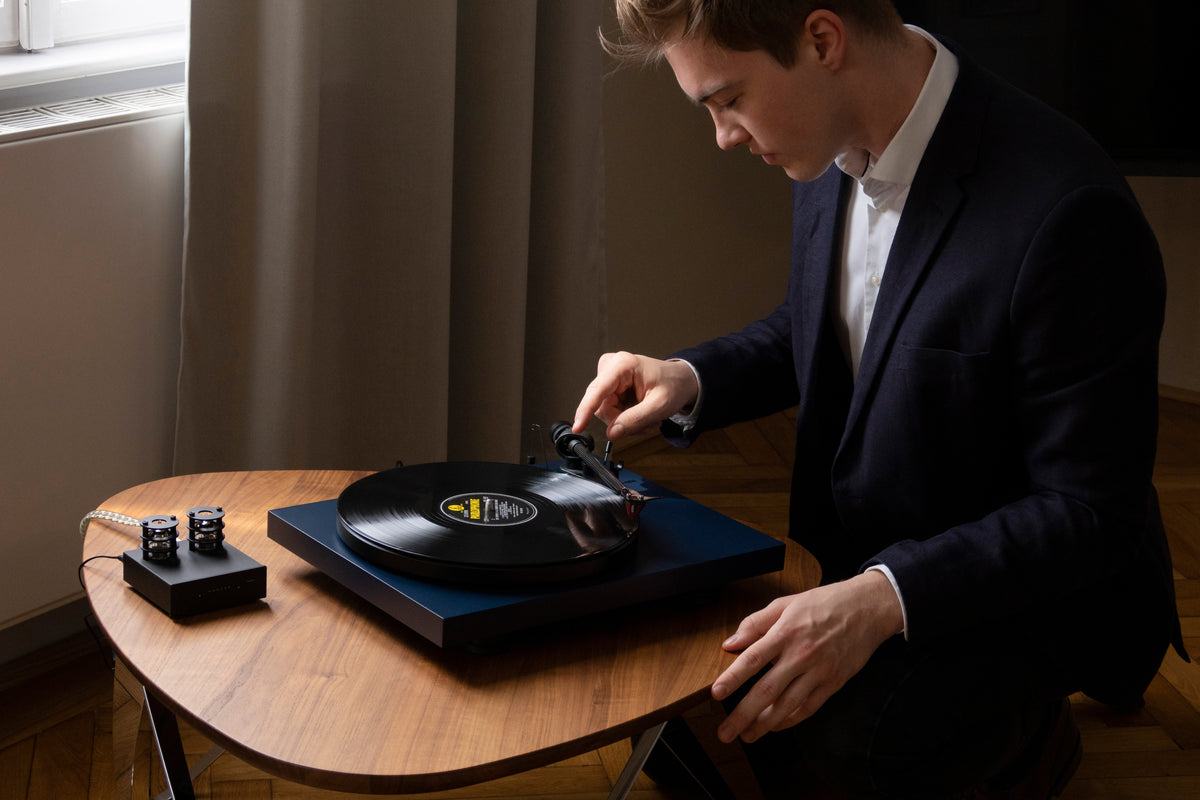 Pro-Ject Debut Carbon EVO 2M Red